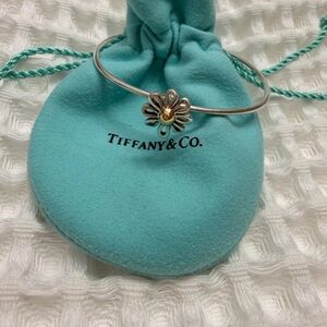 Tiffany & Co. Daisy Bangle🤍